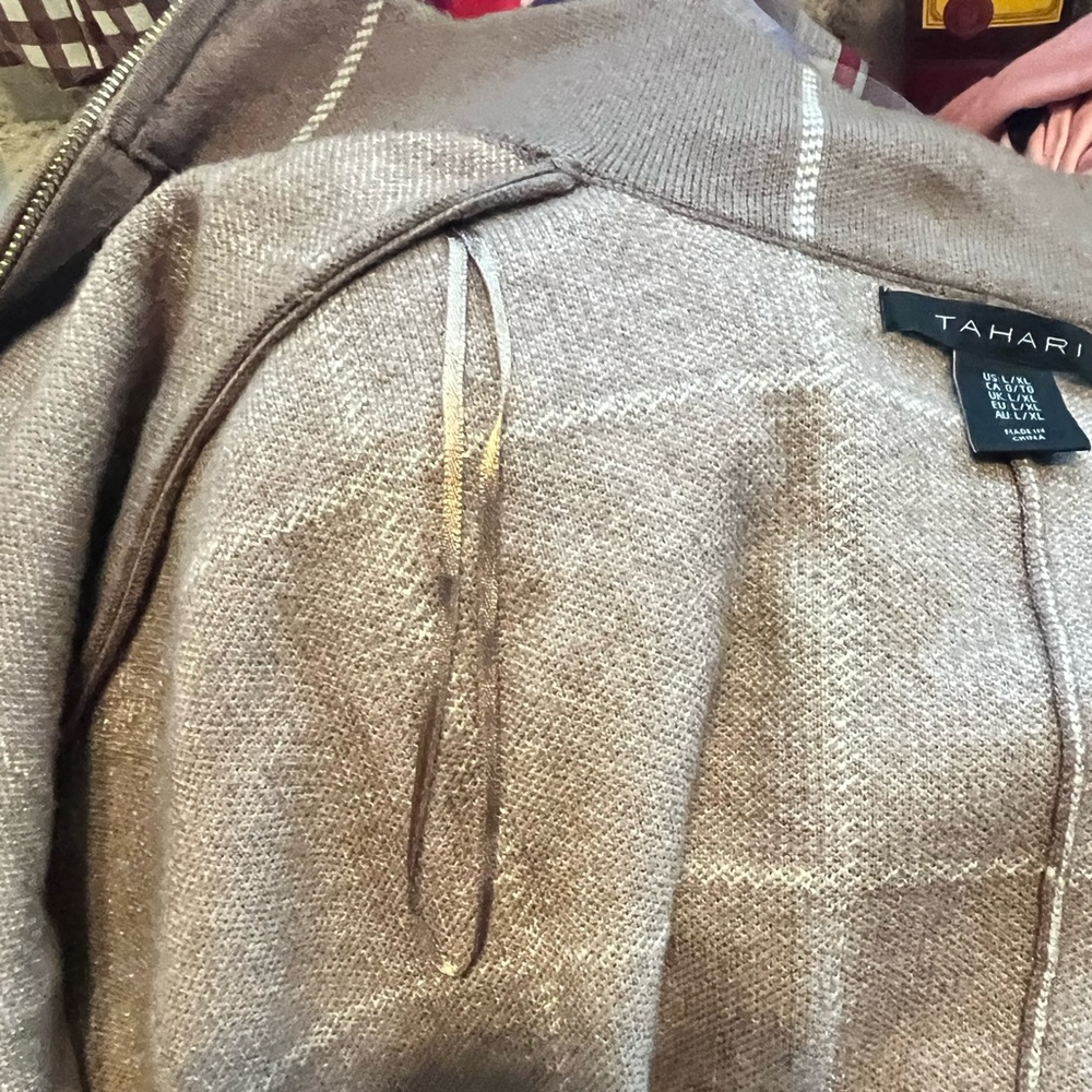 Tahari Zip Up Windowpane Cape Coat. Tan w/ gold hardware, Sz L / XL - Picture 9 of 10
